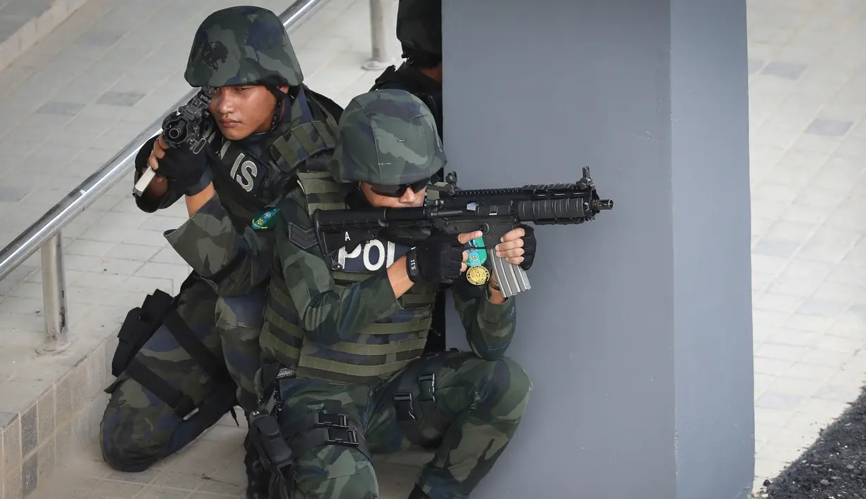 Pasukan Aksi Anti-Teroris Malaysia dan Unit Aksi Khusus ikut serta dalam sebuah latihan untuk SEA Games 2019 yang akan datang di Kuala Lumpur, Malaysia, Kamis (25/5). (AP Photo / Vincent Thian)