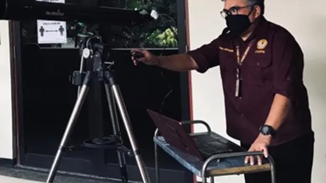 Dokumentasi saat Jamrud Aminuddin,SSi.,MSi.,Ph.D. sedang memandu Civitas Akademika Jurusan Fisika FMIPA Unsoed dalam mengeset teleskop pemantau hilal. (Dok. Unsoed)