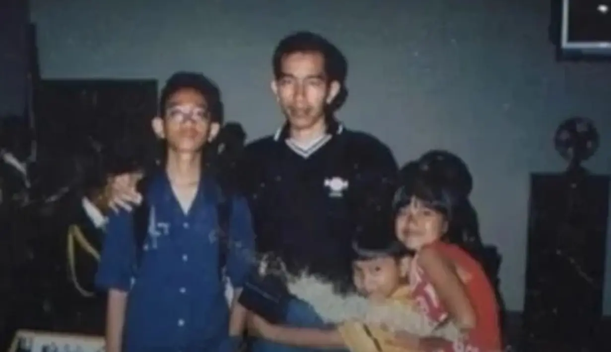 Momen Presiden Jokowi berfoto bersama ketiga anaknya ini curi perhatian. Gibran saat itu masuki usia remaja. Gayanya yang kutu buku ini curi perhatian. Gibran tampak sosok yang rajin dengan penampilan berkacamata. (Liputan6.com/IG/gibran_rakabuming)