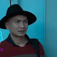 Meskipun sibuk bekerja, Anji tetap menyempatkan diri untuk video call dengan anak-anaknya.