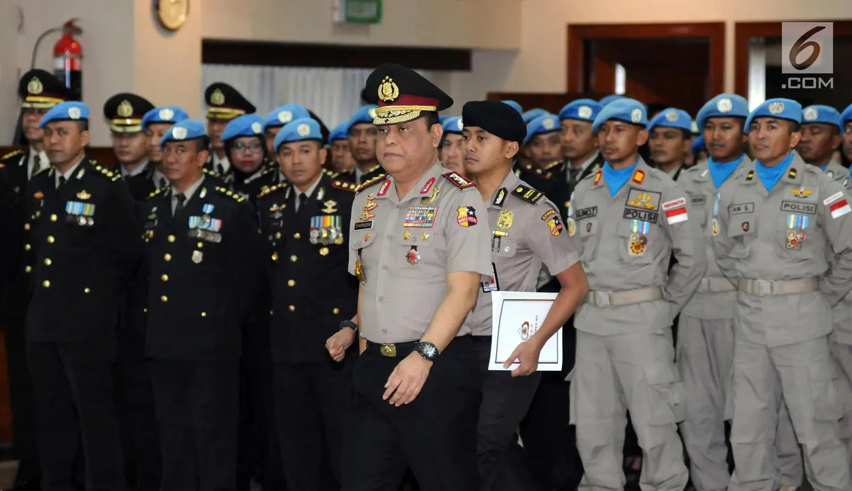 Wakapolri Komjen Pol Syafruddin jelang menyematkan Satya Lencana Bhakti Buana kepada anggota kepolisian yang menyelesaikan misi internasional di Jakarta (31/1). 200 polisi mendapatkan bintang kehormatan tersebut. (Liputan6.com/Helmi Fithriansyah)