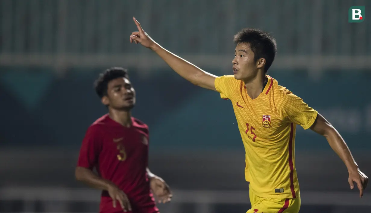 Bek China, Wang Jinze, merayakan gol yang dicetaknya ke gawang Timnas Indonesia pada laga PSSI 88th U-19 di Stadion Pakansari, Jawa Barat, Selasa (25/9/2018). Indonesia kalah 0-3 dari China. (Bola.com/Vitalis Yogi Trisna)