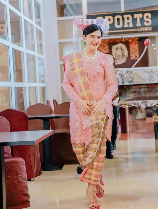 Satu tahun pasca melahirkan anak ketiga, Kahiyang kini tampil semakin langsing. Ia tampak memiliki wajah lebih tirus dari biasanya. Terlihat dari dagunya yang shape dan leher yang tampak lebih jelas. Gaya Kahiyang Ayu memakai kebaya yang dipadukan dengan kain tradisional. (Liputan6.com/IG/@ayanggkahiyang)
