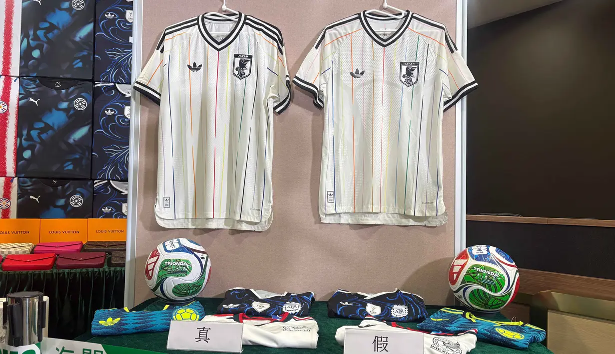 Otoritas bea cukai Hong Kong memperlihatkan jersey asli (kiri) dan palsu (kanan) selama konferensi pers di kantor pusatnya di North Point, Hong Kong, Kamis 11 Juni 2026. (AP Photo/Kanis Leung)