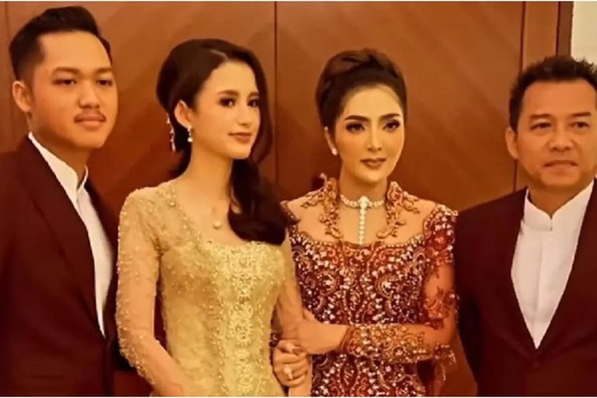 6 Momen Sarah Menzel dengan Keluarga Azriel Hermansyah, Sudah Akrab