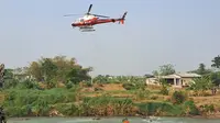 Badan Nasional Penanggulangan Bencana (BNPB), masih menerjunkan Helikopter Water Bombing, untuk membantu pemadaman dari udara, Selasa (24/10/2023). (Liputan6.com/Pramita Tristiawati)