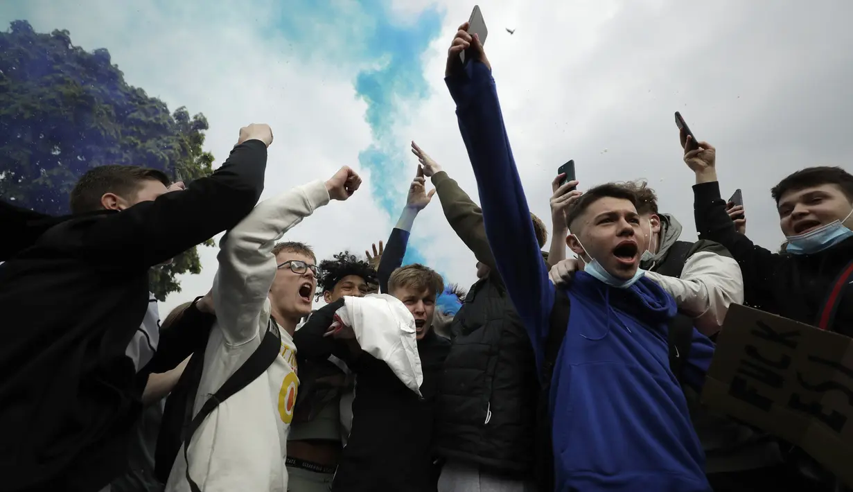 Fans Chelsea melakukan aksi protes menentang keputusan Chelsea ikut serta dalam pembentukan Liga Super Eropa di luar Stadion Stamford Bridge, London, Inggris, Selasa (20/4/2021). Usulan 12 klub membentuk Liga Super Eropa memicu kemarahan dan kecaman hingga humor dan sarkasme. (AP Photo/Matt Dunham)