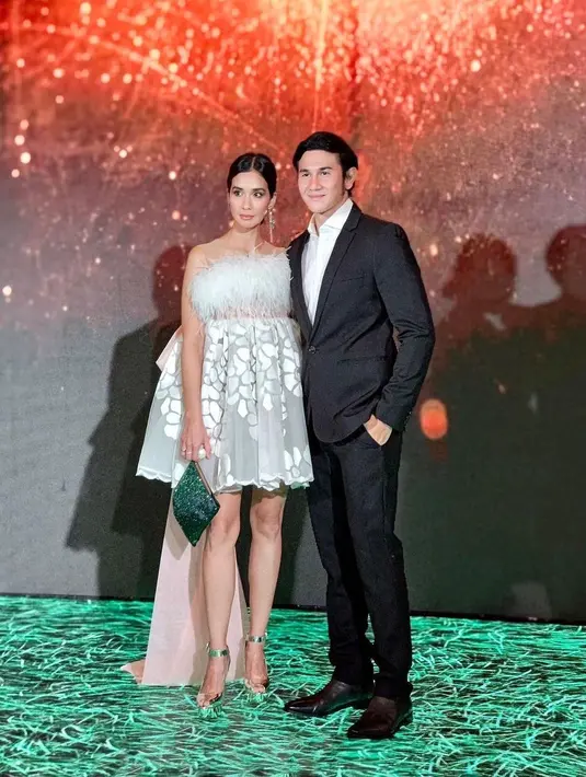 Saat menghadiri acara fashion show Sebastian Gunawan, keduanya kembali mencuri atensi menjadi pasangan berbusana terbaik. Kali ini Vino kembali tampil dengan setelan jas dan Marsha memakai strapless dress dengan aksen bulu dan train. (Foto: Instagram @marshatimothy)