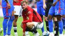 Ekspresi pemain Manchester United, Mason Mount (tengah) setelah dilanggar pemain Olympique Lyon dalam pertandingan ujicoba yang berlangsung di di Stadion Murrayfield, Rabu (19/07/23). (AFP/Andy Buchanan)