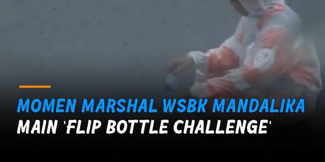 VIDEO: Viral Momen Marshal WSBK Mandalika Main 'Flip Bottle Challenge' Saat Hujan