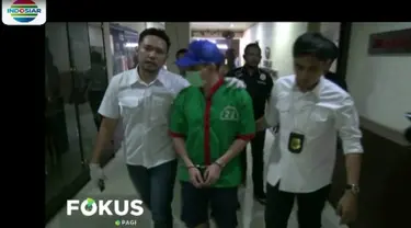 Steve menyelundupkan barang haram itu menggunakan kotak kecil yang dibungkus dengan baju berwarna putih.