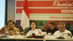 (Ki-ka) Menko Bidang Kemaritiman Rizal Ramli, Menko PMK Puan Maharani dan Menteri PUPR Basuki Hadimuljono saat Rapat Kordinasi bersama di Kantor Menko PMK Jakarta, Jumat (29/1). (Liputan6.com/Faizal Fanani)