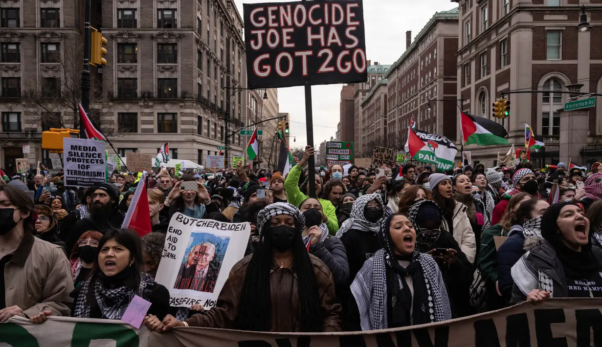 Para pengunjuk rasa pro-Palestina berpartisipasi dalam unjuk rasa "All out for Palestine" di Universitas Columbia di New York pada 2 Februari 2024. (Yuki IWAMURA/AFP)