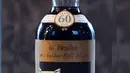 Botol wiski Macallan Valerio Adamai 1926 ditampilkan selama lelang di Edinburgh, Skotlandia, Rabu (3/10). Botol berusia 60 tahun ini ditetapkan sebagai rekor dunia baru untuk penjualan wiski di rumah lelang Bonhams.(AFP/Andy Buchanan)