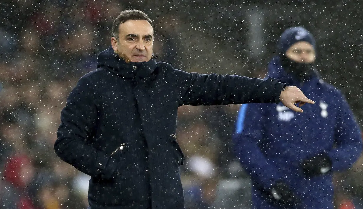Gaya pelatih Swansea City, Carlos Carvalhal memberikan arahan kepada timnya saat melawa Tottenham Hotspur pada lanjutan Premier League di The Liberty Stadium, Swansea, (2/1/2018). Spurs menang 2-0.  (Nigel French/PA via AP)