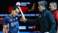 Ekspresi kekecewaan dari tunggal putra Indonesia, Anthony Ginting, setelah ditaklukkan wakil Denmark, Viktor Axelsen, pada laga final Indonesia Open 2023 di Istora Gelora Bung Karno, Jakarta, Minggu (18/6/2023). (Bola.com/M Iqbal Ichsan)