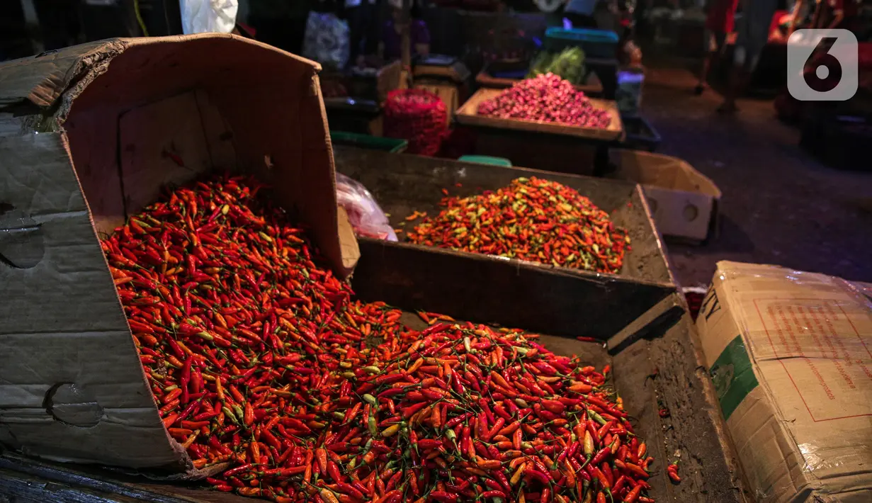 Cabai merah dijual di Pasar Jati, Jakarta, Kamis (10/3/2022). Kenaikan harga cabai rawit merah di Pasar Jati dipicu pasokan yang menurun akibat cuaca buruk di sejumlah daerah penghasil. (Faizal Fanani/Liputan6.com)
