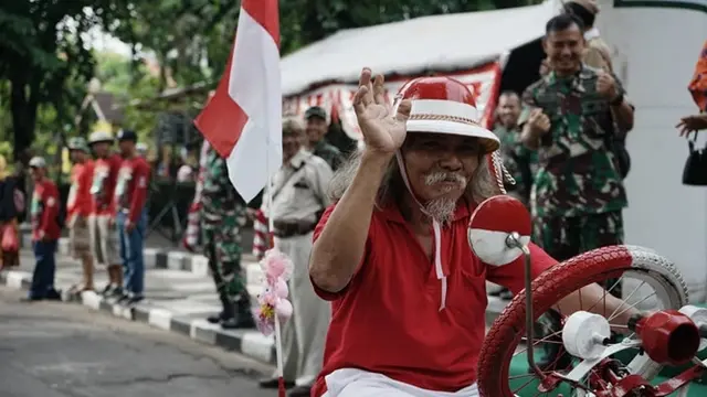 6 Potret Kemeriahan Festival Perahu Nusantara dan Parade Sepeda Onthel di Surabaya