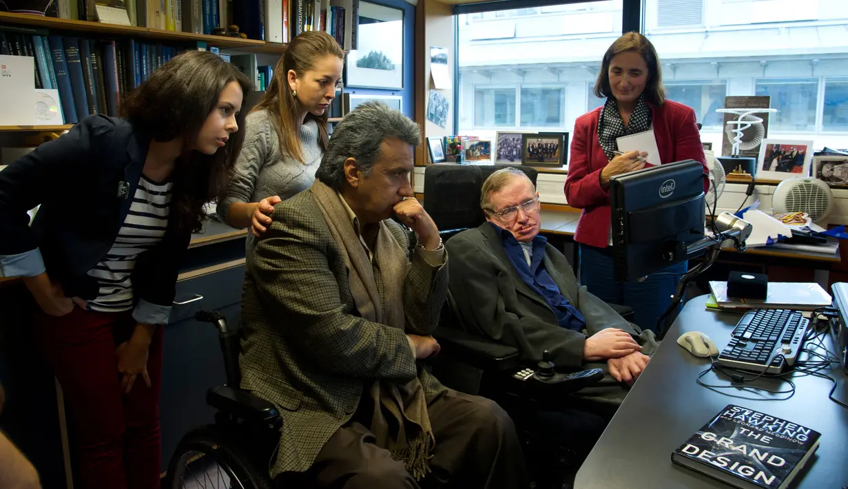 Wapres Ekuador Lenin Moreno (kiri) berbicara dengan ilmuwan terkemuka Stephen Hawking (kanan) saat berkunjung ke kantornya di University of Cambridge, London, Inggris, 30 Agustus 2012. (AFP PHOTO/VICE PRESIDENCY OF ECUADOR/Guillermo Granja)
