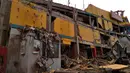 Sebuah bangunan pusat perbelanjaan yang roboh akibat gempa 5,9 Skala Richter di Palu, Sulawesi Tengah , Sabtu (29/9). Gelombang tsunami setinggi 1,5 meter yang menerjang Palu terjadi setelah gempa bumi mengguncang Palu dan Donggala. (AP Photo/Rifki)