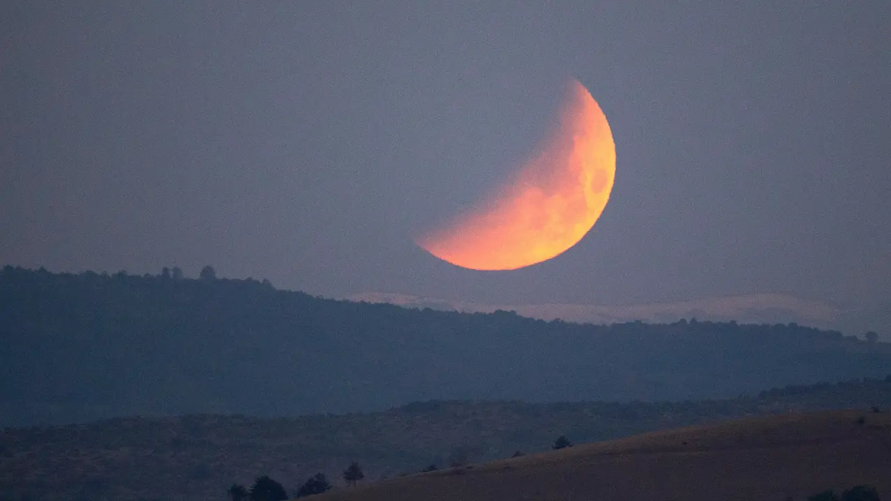 Gerhana Bulan Total di Skopje, Macedonia.