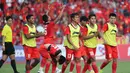 <p>Selebrasi para pemain Timnas Indonesia U-22 setelah Muhammad Taufany (menunduk) mencetak gol ketiga ke gawang Vietnam pada laga semifinal cabor sepak bola SEA Games 2023 di Olympic National Stadium, Phnom Penh, Kamboja, Sabtu (13/5/2023). (Bola.com/Abdul Aziz)</p>