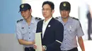 Ekspresi Lee Jae-yong usai menjalani vonis di pengadilan di Seoul, Korea Selatan, (25/8). Lee ditahan terkait tuduhan korupsi, mulai dari penyuapan, penggelapan, hingga penyembunyian aset di luar negeri. (Chung Sung-Jun/Pool Photo via AP)