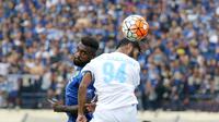 Yanto Basna (kiri) menyundul bola melewati pemain Arema Cronus, FA Saragih pada laga Torabika SC 2016 di Stadion Si Jalak Harupat, Bandung, Sabtu (27/8/2016). (Bola.com/Nicklas Hanoatubun)