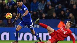 Pemain Leicester City, Riyad Mahrez (kiri), melewati hadangan pemain pemain Liverpool, Lucas Leiva, pada lanjutan Liga Inggris di Stadion King Power, Leicester, Rabu (3/2/2016) dini hari WIB. (AFP/Ben Stansall)