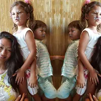 Menjadi seorang ibu tentu selalu menginginkan yang terbaik untuk anak-anaknya. Begitu lah yang dirasakan Indah Kalalo menjadi ibu dari ketiga anaknya. Berbagai hal sudah diajarkannya sejak di usia dini. (Instagram/indahkalalo)