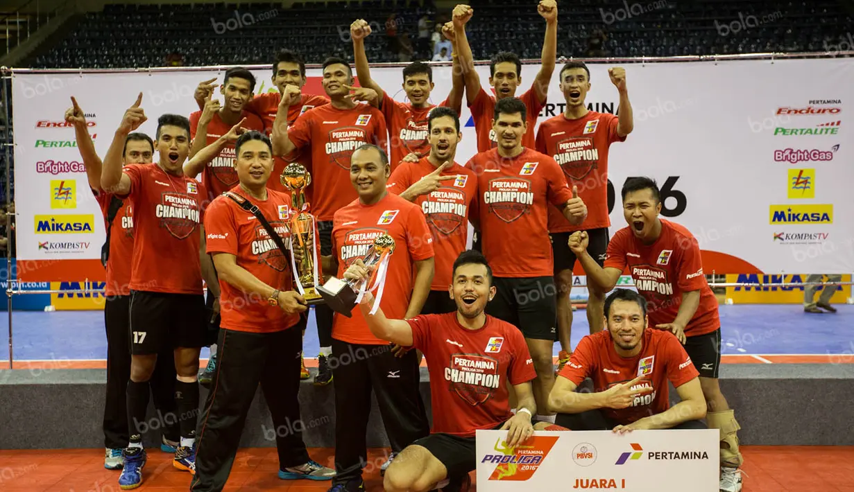 Para pemain Surabaya Samator merayakan keberhasilan meraih gelar juara Proliga 2016 usai menaklukan Jakarta BNI Taplus. Sebagai kampiun Proliga 2016, Surabaya Samator berhak atas uang senilai Rp 200 juta. (Bola.com/Vitalis Yogi Trisna)