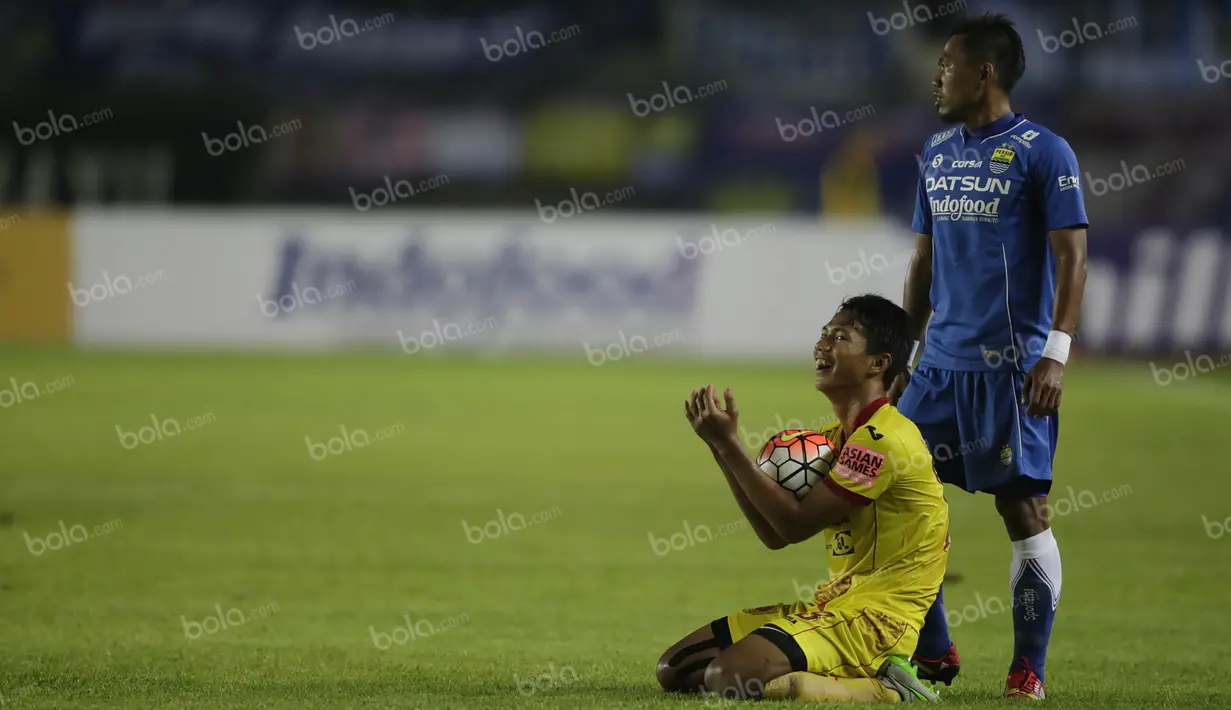 Bek Sriwijaya FC, Achmad Jufriyanto, bersama Vladimir Vujovic menjadi duet handal di lini belakang Persib. Sempat terjadi perebutan antara kedua tim, namun akhirnya Jupe lebih memilih berseragam kuning. (Bola.com/Vitalis Yogi Trisna)