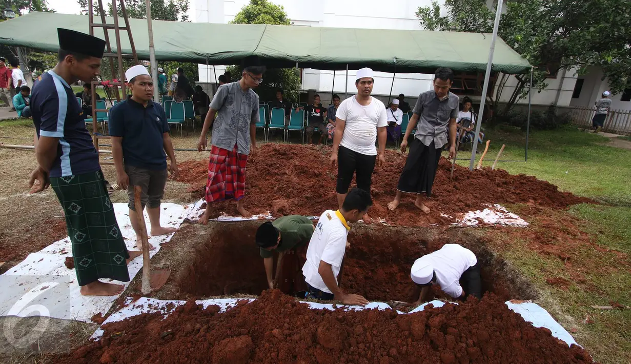 Para santri menggali lubang kubur untuk pemakaman tokoh PBNU KH Hasyim Muzadi di Kompleks Ponpes Al Hikam, Depok, Kamis (16/3). KH Hasyim meninggal dunia lantaran sakit yang dideritanya di Malang pada usia 72 tahun. (Liputan6.com/Immanuel Antonius)