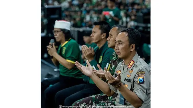 5 Gaya Cak Nun Dukung Persebaya, Beri Doa Agar Juara Musim Depan