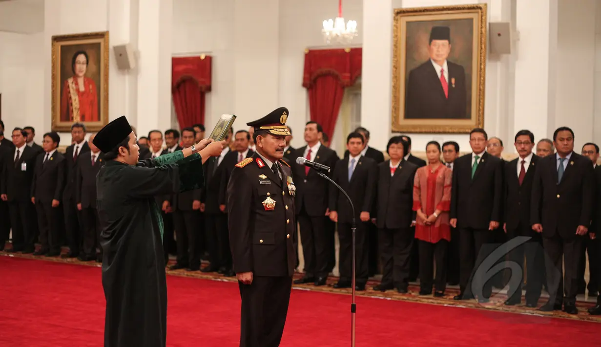 Kapolri Jenderal Pol. Badrodin Haiti mengucapkan sumpah jabatan yang dipimpin oleh Presiden Joko Widodo di Istana Negara, Jakarta, Jumat (17/4/2015). (Liputan6.com/Faizal Fanani)