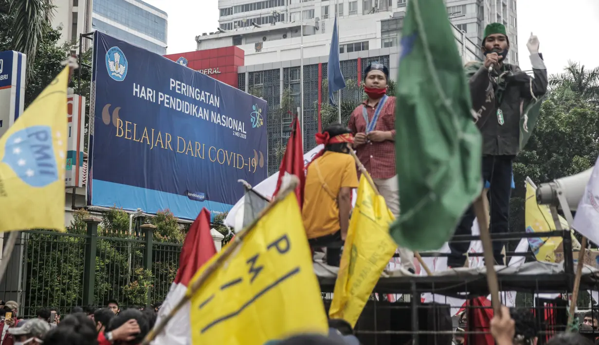 Massa yang tergabung dalam Gerakan Mahasiswa Jakarta berunjuk rasa di depan Kementerian Pendidikan dan Kebudayaan (Kemendikbud), Jakarta, Senin (22/6/2020). Mahasiswa mengkritik Kemendikbud karena tidak adanya kebijakan keringanan biaya kuliah di tengah pandemi COVID-19. (Liputan6.com/Faizal Fanani)