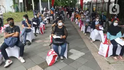 Sejumlah penerima vaksin COVID-19 antre untuk mendapatkan vaksinasi di Stasiun Bogor, Jawa Barat, Kamis (17/6/2021). Pelaksanaan vaksinasi massal di Stasiun Bogor itu menyasar petugas stasiun, pekerja di stasiun dan penumpang kereta. (Liputan6.com/Herman Zakharia)