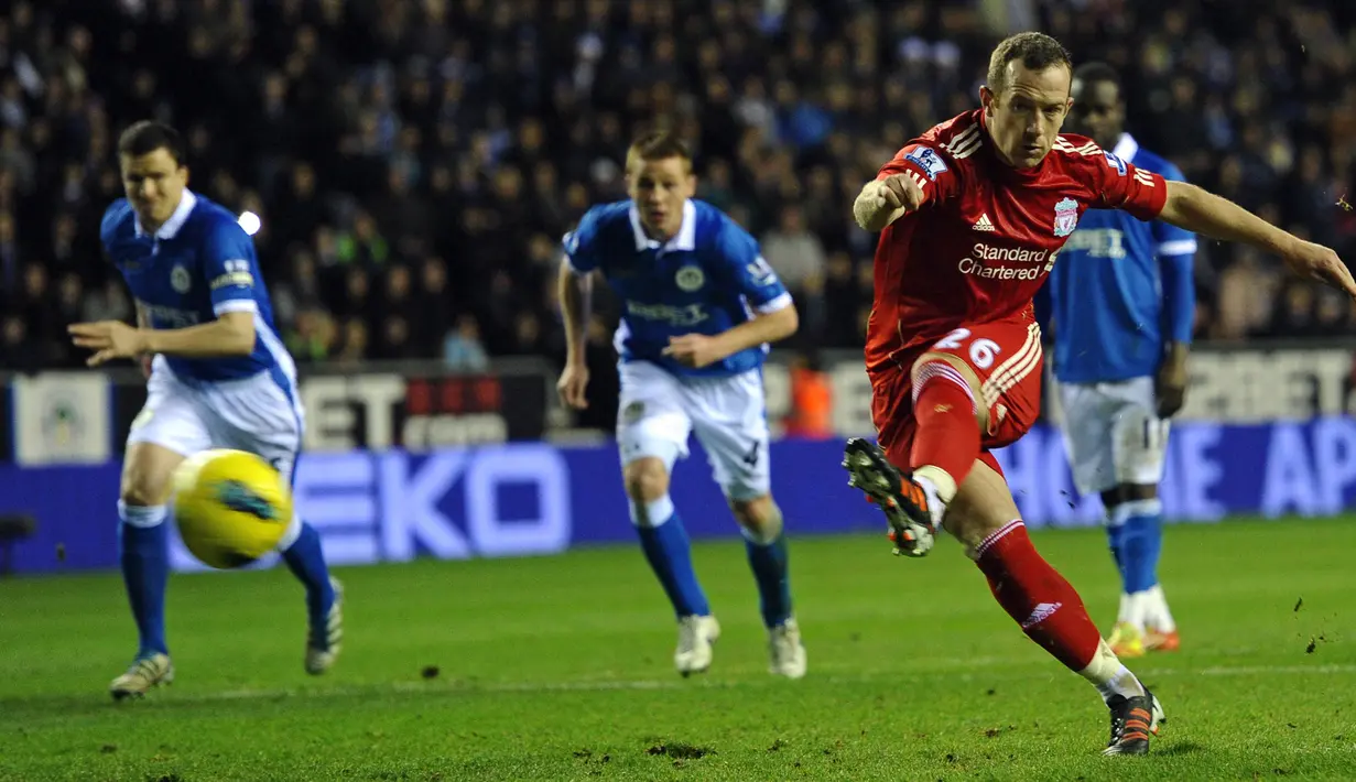 Gelandang Liverpool, Charlie Adam melepaskan tendangan penalti ke gawang Wigan Athletic pada laga Liga Inggris 2011/2012 di DW Stadium, Wigan (21/12/2011). Charlie Adam didatangkan Liverpool pada awal musim 2011/2012 dari Blackpool yang terdegradasi di akhir musim 2010/2011. Bersama Liverpool ia bertahan hanya semusim dan hanya tampil dalam 37 laga di semua ajang dengan torehan 2 gol dan 9 assist. (AFP/Paul Ellis)
