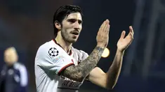 Pemain AC Milan, Sandro Tonali merayakan kemenangan atas Dinamo Zagreb pada laga lanjutan Grup E Liga Champions 2022/2023 di Maksimir Stadium, Zagreb, 25 Oktober 2022. Tonali akan dilepas AC Milan setelah mencapai kesepakatan kontrak dengan Newcastle pada bursa transfer musim panas ini. Ia dibeli The Magpies dengan harga 80 juta euro. (AFP/Damir Sencar)