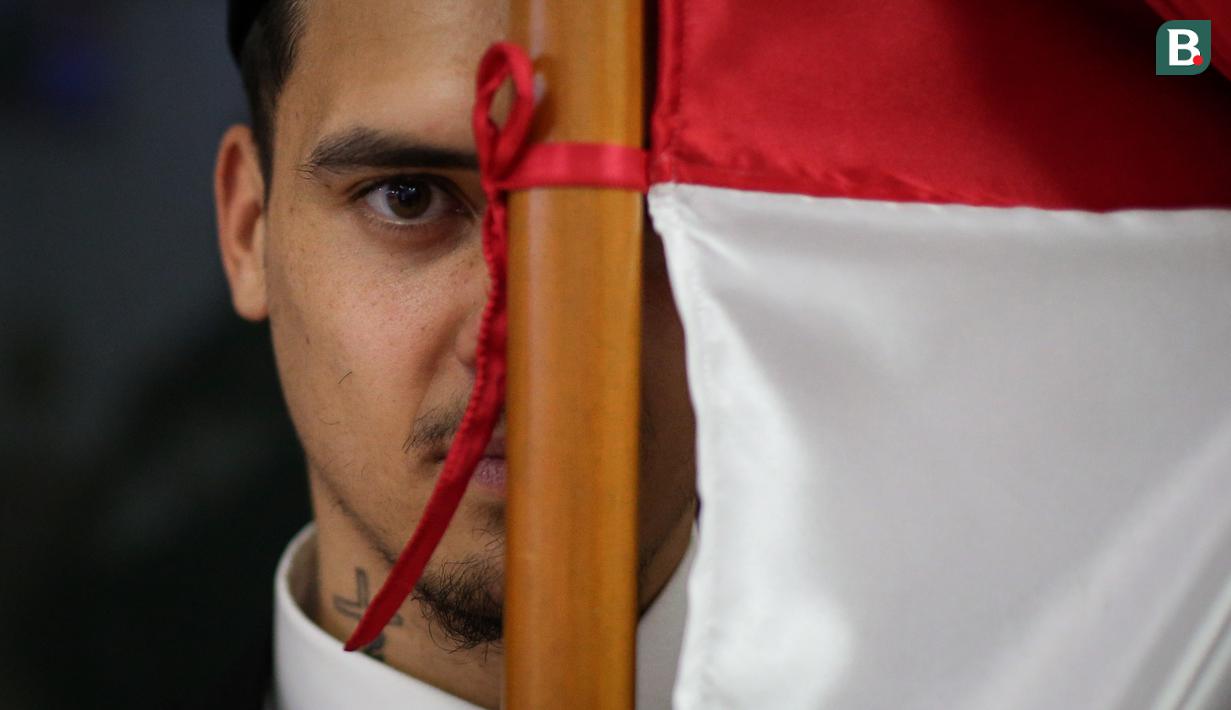 <p>Pemain Naturalisasi Timnas Indonesia, Shayne Pattynama berpose di depan fotografer setelah Pengambilan Sumpah Janji Setia Pewarganegaraan Republik Indonesia yang berlangsung di Kantor Wilayah Kementetian Hukum dan HAM DKI Jakarta, Selasa (24/01/2023). (Bola.com/Bagaskara Lazuardi)</p>