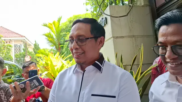 Mantan Kepala Kantor Komunikasi Presiden yang kini menjadi Komisaris Pertamina Hasan Nasbi bertemu Presiden ke-7 RI Joko Widodo (Jokowi) di kediamannya di Solo, Jawa Tengah. (Liputan6.com/Fajar Abrori)