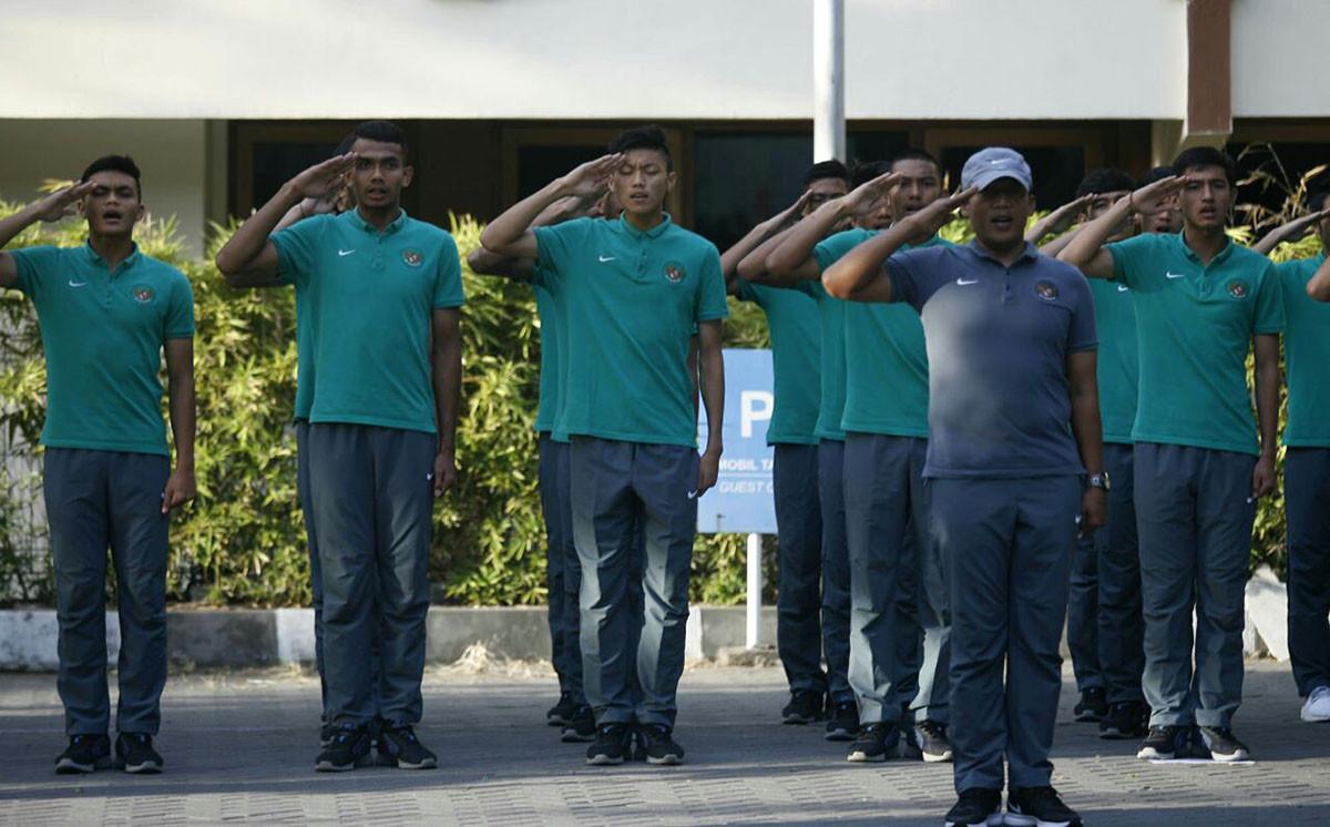 Timnas Indonesia U-19 menggelar upacara memperingati HUT RI ke-72, Kamis (17/8/2917), di Yogyakarta. (Bola.com/Ronald Seger)
