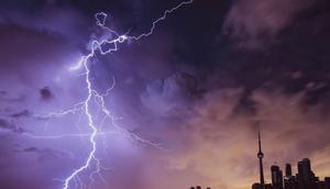 Petir menyambar di perkotaan (pexels)