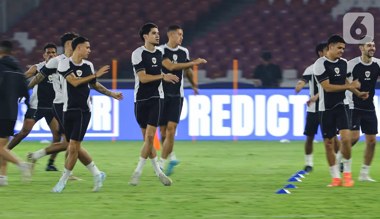 Pemain yang baru saja dinaturalisasi, Kevin Diks (tengah) juga terlihat ikut menjalani latihan resmi bersama timnas Indonesia. (Liputan6.com/Angga Yuniar)