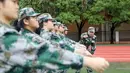 Murid sekolah menengah mengambil bagian dalam sesi pendidikan dan pelatihan militer pada awal semester baru di Huaibei, Provinsi Anhui, China, 5 September 2021. (STR/AFP)