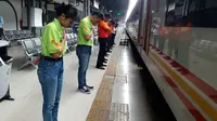 Sejumlah petugas di Stasiun Pasar Senen memberi salam hormat kepada para penumpang sesaat setelah kereta berjalan (Merdeka.com/Sania Mashabi)