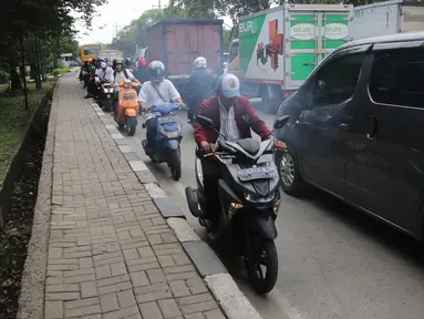 Sejumlah pengendara motor melawan arah saat terjadi kemacetan di Jalan Daan Mogot, Jakarta, Jumat (23/3). Tindakan tersebut dapat membahayakan diri sendiri dan pengendara yang lain. Selain itu juga menambah kemacetan. (Liputan6.com/Arya Manggala)