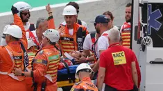Pembalap Ducati Lenovo, Francesco Bagnaia, diangkut menggunakan tandu oleh sejumlah petugas medis setelah mengalami kecelakaan pada Tikungan 2 di Sirkuit Catalunya, Barcelona, Minggu (3/9/2023). (AFP/Lluis Gene)