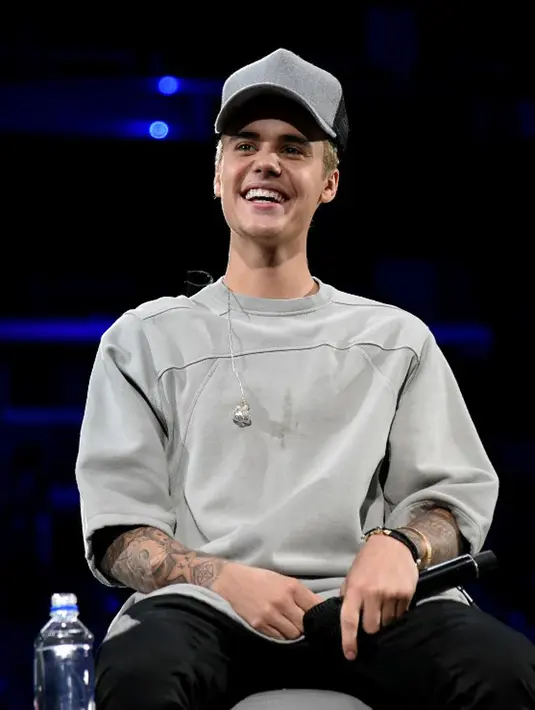 Bukan dengan fansnya, kabar terbaru tersiarkan bahwa Justin menabrak seseorang paparazzi yang mengerumuni mobilnya. Setelah kejadian itu, Justin memang tak terlihat menampakan dirinya di publik. (AFP/Jason Merrit)