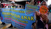 Polda Metro Jaya bekerjasama dengan LBH APIK melakukan launcing alat kampanye berupa stiker yang di bagikan kepada masyarakat pengguna Kereta di Stasiun Tanah Abang, Jakarta, Kamis (21/12). (Liputan6.com/JohanTallo)